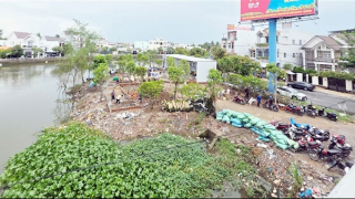 Nhiều ý kiến xung quanh đề án dùng thuyền sup vớt rác trên sông ở Cần Thơ