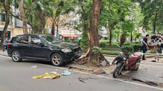 Hà Nội: ô tô tông xe máy, nữ sinh bị thương nặng