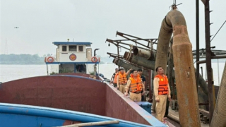 Bắt hai tàu cát tặc lợi dụng màn đêm khai thác trái phép trên sông Hồng