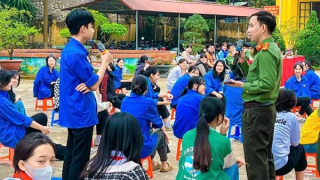 Nỗ lực ngăn chặn trẻ em vùng cao bỏ học đi làm thuê