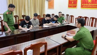 Tạm giữ nhóm thanh thiếu niên lạng lách xe máy rồi "khoe" trên mạng