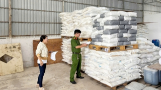 Tạm giữ hàng chục tấn hóa chất, mỹ phẩm không rõ nguồn gốc