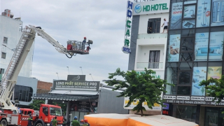 Cảnh sát kịp thời cứu nam thanh niên nghi có ý định nhảy lầu tại Đà Nẵng