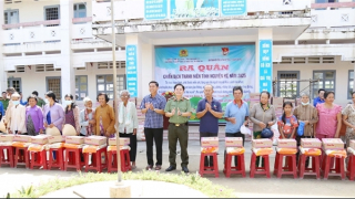 Tặng quà, khám bệnh cho người dân ven biển Vĩnh Châu ở Sóc Trăng