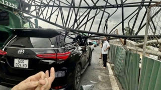 Cần cẩu sập đè trúng 2 ô tô