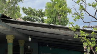 Gọi mãi không được, vợ leo lên mái nhà thì thấy chồng nằm bất động, người cháy sém