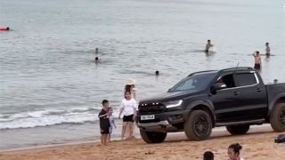 Xe bán tải chạy ngông nghênh trên bãi biển Tuy Hòa và Quy Nhơn