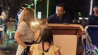 Xử lý người lái xe xích lô giật tiền trên tay du khách nước ngoài