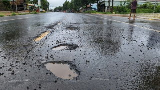 Mới vài cơn mưa, Quốc lộ 19 lại tiếp tục hư hỏng