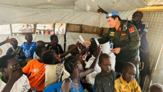 Những người lính mũ nồi xanh Việt Nam mang ánh sáng tri thức đến trẻ em Nam Sudan