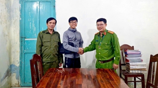 Công an xã hỗ trợ hai nhân viên tìm lại số tiền hàng của công ty bị rơi