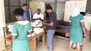 Ghana vật vã trong đói kém và dịch bệnh