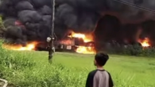 Cháy lớn nhà xưởng nhựa rộng hàng trăm mét vuông ở Hóc Môn