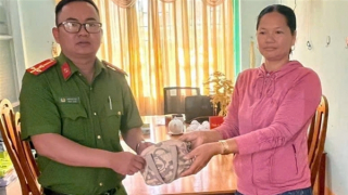 Công an xã trả chiếc túi xách có nhiều tài sản cho người đánh rơi