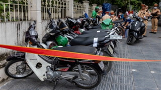 CSGT xử phạt nhiều tài xế xe máy tranh vỉa hè của người đi bộ