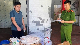 Thu giữ 2,5 tấn thực phẩm thịt lợn, thịt gà không có hóa đơn chứng minh nguồn gốc