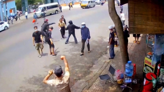 Bắt khẩn cấp 2 nhân viên quán cơm hỗn chiến trước bệnh viện