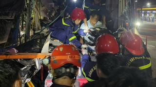 Cứu nhiều nạn nhân mắc kẹt trong vụ xe khách tông xe tải đang lùi