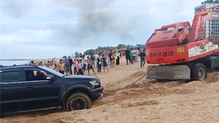 Tài xế xe bán tải chạy ngông nghênh trên bãi biển từng có 2 tiền án