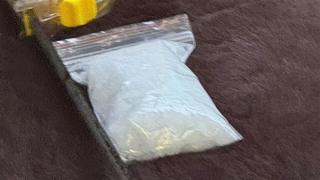 Bắt giữ lái xe ô tô du lịch dương tính với ma túy, lòi ra hai túi "hàng đá"