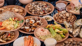 Tạm đình chỉ nhà hàng có 7 người ăn buffet ốc phải nhập viện