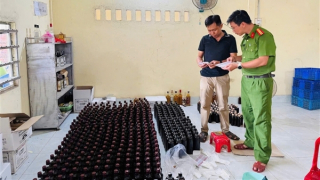 Phú Yên: Thu giữ hơn 2.000 chai rượu các loại tại cơ sở sản xuất nước giải khát