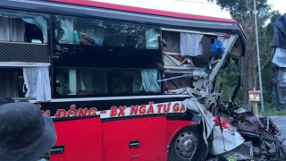Xe khách tông xe tải đang lùi, phụ xe tử vong, nhiều người bị thương