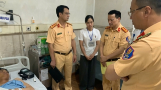 Lãnh đạo Cục CSGT thăm, động viên cán bộ bị thương khi làm nhiệm vụ