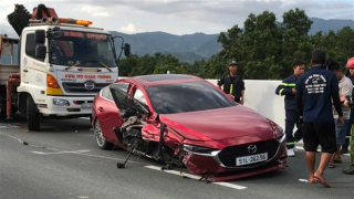 Giải cứu 3 người kẹt trong xe ô tô gặp nạn trên trên cao tốc Nha Trang - Cam Lâm