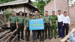 Công đoàn CAND trao kinh phí xóa nhà tạm cho người dân tỉnh Tuyên Quang