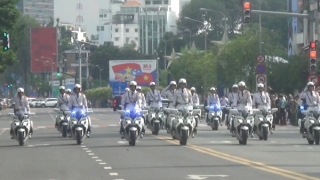 Khán giả trầm trồ chiêm ngưỡng Cảnh sát múa võ, dẫm hàng đinh, bay qua vòng lửa