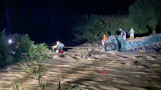 Cảnh sát xuyên đêm cứu hộ 4 người dân bị mắc kẹt giữa dòng nước lũ