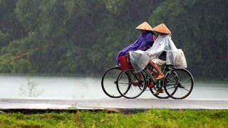 Miền Bắc mưa rào đan xen nắng, Trung Bộ có nơi nóng bức