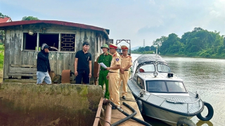 Tuyên truyền, vận động chủ phương tiện thuỷ tự tháo dỡ thiết bị hút cát, sỏi trái phép