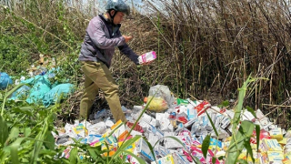 Phát hiện ngổn ngang thuốc, thực phẩm chức năng bên lùm cây ven đường