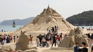 Một ngày "lạc" vào lễ hội điêu khắc cát ở Busan