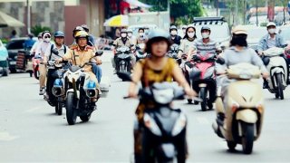 Nữ sinh hỏng xe được CSGT chở tới trường thi