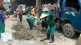 CSGT truy vết ô tô làm rơi vãi bùn đất gây mất ATGT