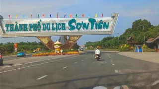 Sập giàn giáo công trình trong Khu du lịch Sơn Tiên khiến 2 người tử vong