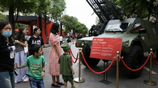 Đội mưa xem khí tài, trải nghiệm những hoạt động của lực lượng CAND