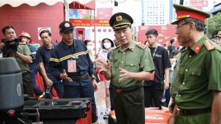 Thứ trưởng Trần Quốc Tỏ tham quan gian trưng bày trong chương trình Vinh quang CAND Việt Nam