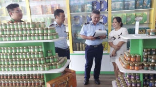 Tạm giữ hơn 23.000 lọ yến chưng nghi không đạt chất lượng