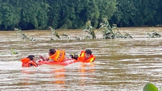 Mưa lũ dữ dội, Công an dầm mình giúp dân ổn định cuộc sống
