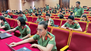 Công an Thủ đô tiên phong trong phong trào “Bình dân học vụ số”