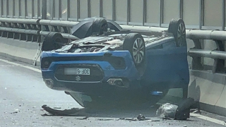 Ô tô "phơi bụng" trên đường vành đai ở Hà Nội, người dân cứu tài xế ra ngoài