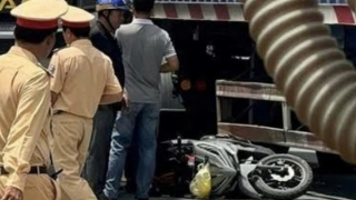 Ngã xuống đường sau va chạm, vợ và con trai bị xe tải cán tử vong