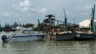 Lợi dụng đêm tối, 9 tàu cát "rút ruột" sông Tiền