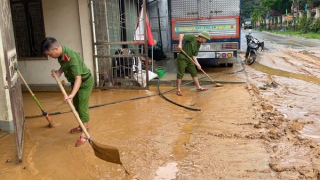 Lào Cai: Công an xã giúp dân khắc phục hậu quả mưa lũ
