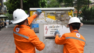 Cảnh báo nguy hiểm từ việc dán quảng cáo ở các trạm điện, tủ điện