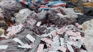 Hàng trăm vỉ thuốc tân dược bị vứt bỏ tại bãi rác